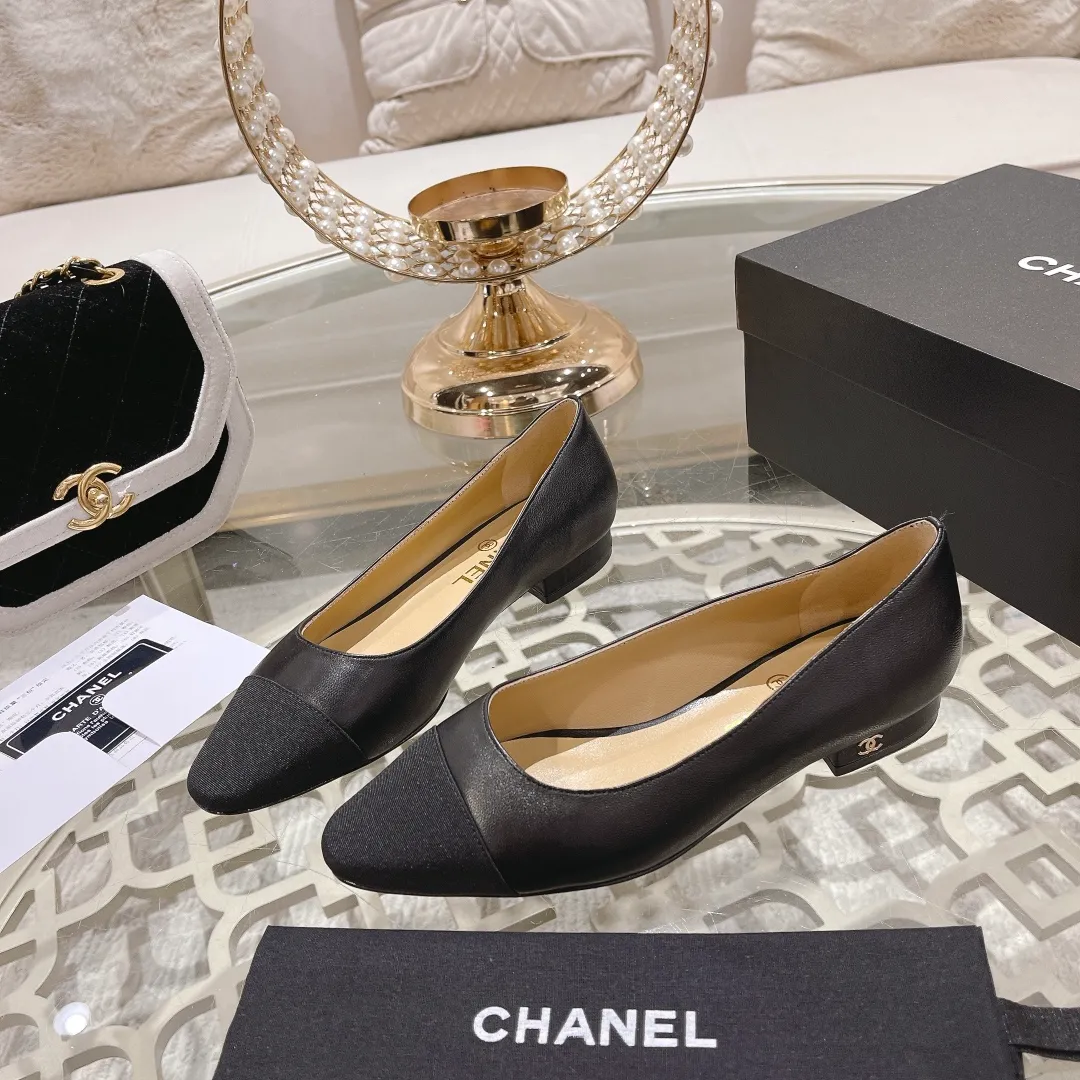 👟👟Ex-factory price 440👟👟 Chanel - Spring and summer classic color-blocked thick heel single shoes ⚠ Fashionable catwalk style ❤ Mixed splicing colors, empty toe style on the inside, 2.5cm thick heel with small logo embellishment, a fashionable interpretation! How to match the series to look good! Original customized wood-colored genuine leather outsole, imported sheepskin surface, goatskin lining for feet... 34-40 regular size (41.42.43 custom-made, non-returnable) 🎁Latest full set of packaging at the counter